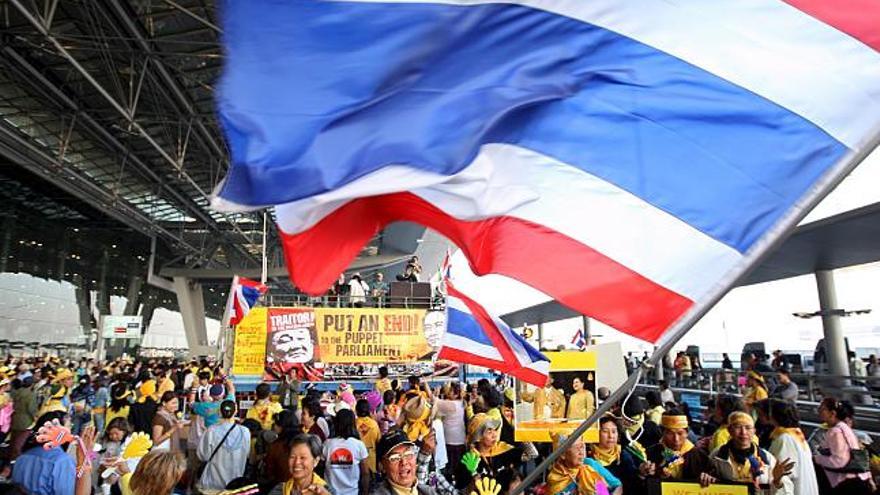 Manifestantes antigubernamentales celebran  el fin a más de una semana de ocupación del aeropuerto internacional Suvarnabhumi, en Bangkok .