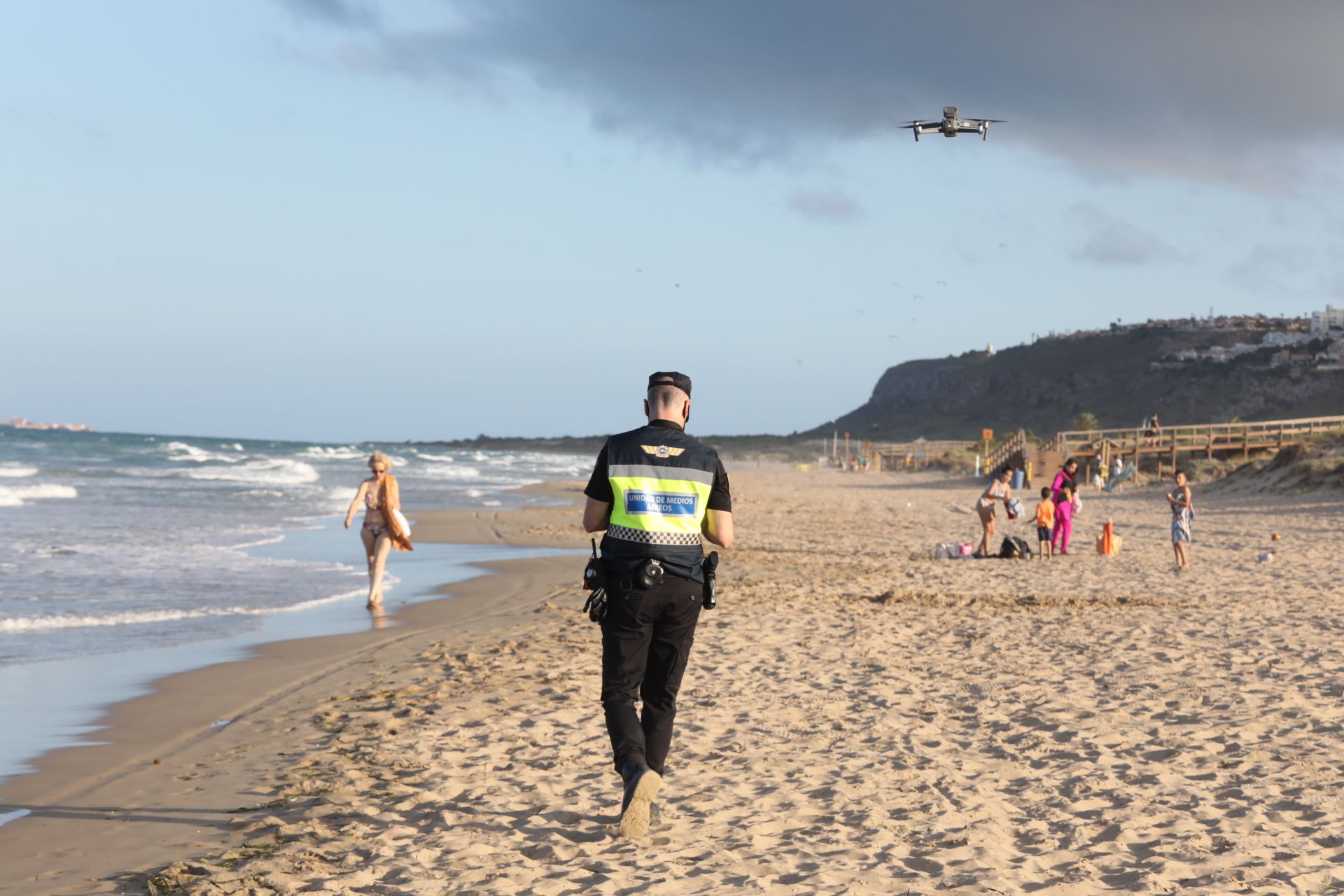 La policía desaloja la playa de Arenales en la noche de San Juan