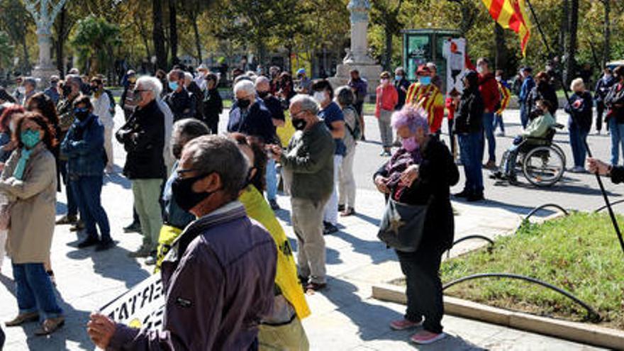 La Plataforma 3 d&#039;Octubre rodeja el TSJC per commemorar l&#039;aturada i denunciar que «la repressió continua»