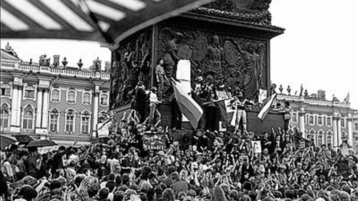 A la izquierda, un monumento de Lenin lleno de 'graffiti' contra el comunismo, en Ucrania. A la derecha, de arriba a bajo, un mintin en San Petersburgo; y manifestaciones en contra del golpe de estado de 1991, en Moscú.