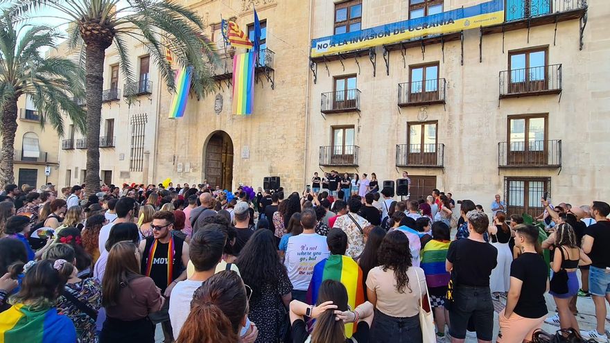 Concentración por el día del Orgullo en Elche