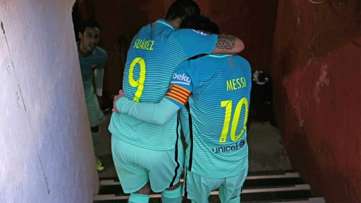 Messi y Suárez, en el túnel de vestuarios del Vicente Calderón