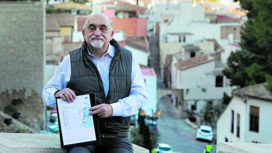 José Gregorio, amb la jueria de Sagunt al fons, mostra un mapa amb les seues localitzacions. | DANIEL TORTAJADA