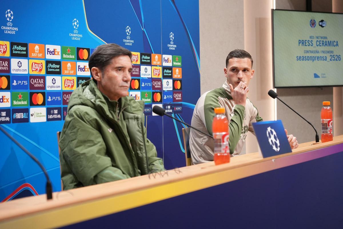 Marcelino García Toral (i), junto con Rafa Marín (d) en la rueda de prensa previa del Villarreal ante el Ajax.
