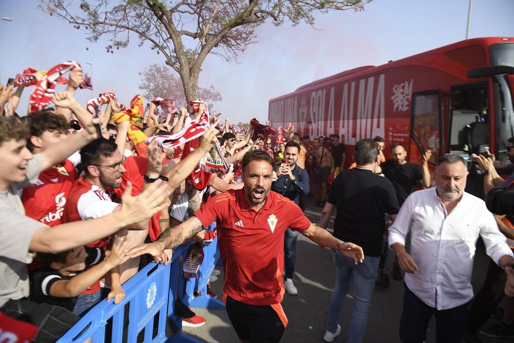 Recibimiento de la afición al Real Murcia antes del partido ante el Nástic