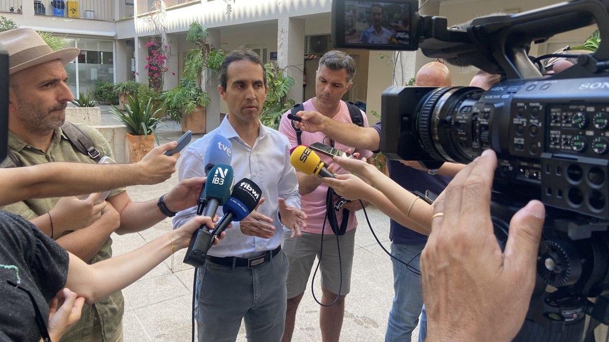 El presidente del IMAS, Guillermo Sánchez atendiendo a los medios esta mañana.