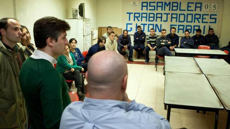 Por la izquierda, César González, Marina Pineda y José María Pérez, ayer, con los trabajadores de Gijón Fabril.