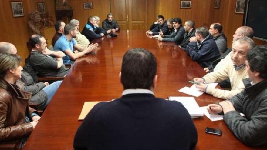 Gobierno local y efectivos policiales, ayer, reunidos en el consistorio de A Estrada.  // Bernabé / Luismy