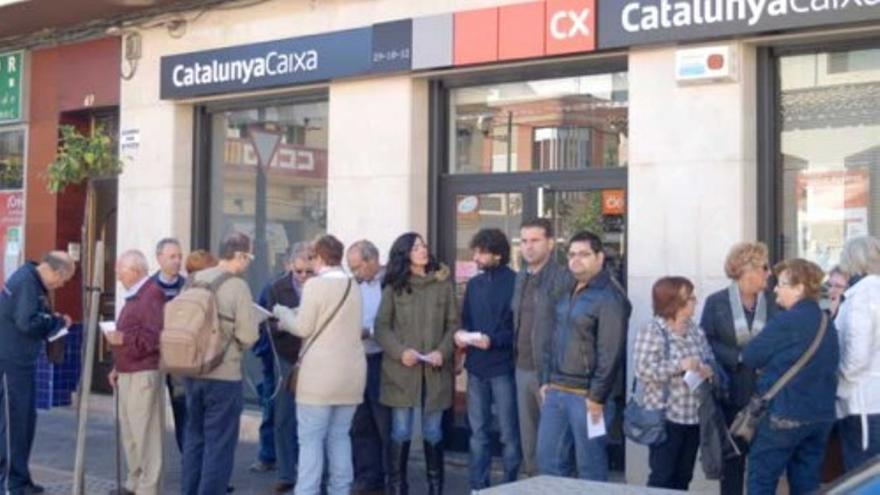 Los afectados por las preferentes perderán ahorros para rescatar a la banca