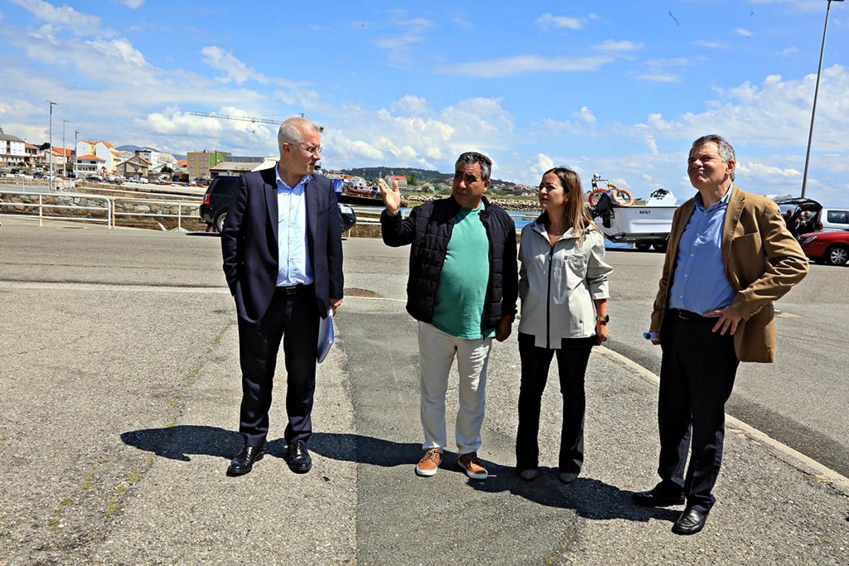 Marta Villaverde e o patrón maior, no centro, no porto de Aguiño.