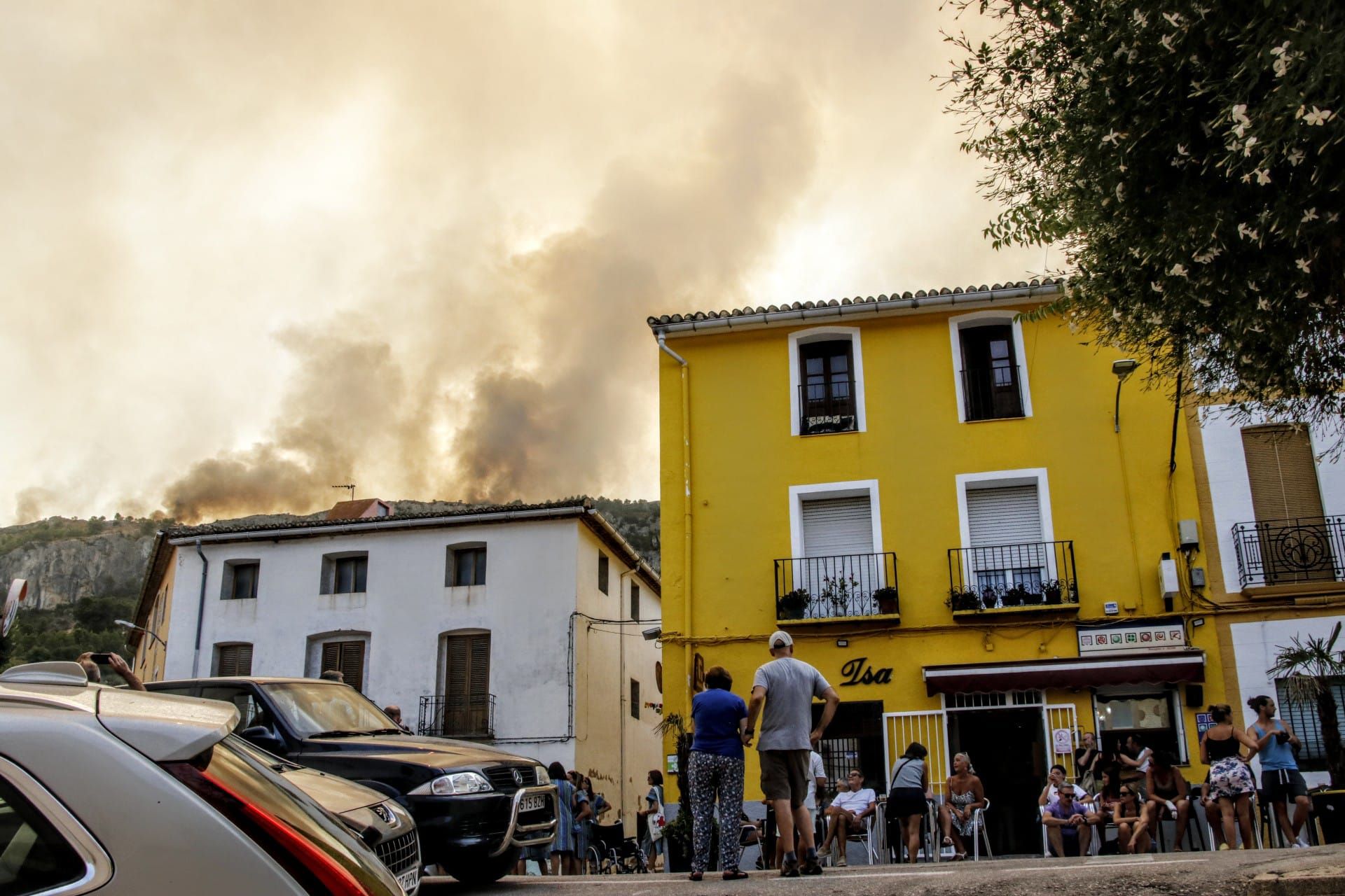 El incendio en la Vall d'Ebo calcina 2.200 hectáreas y se estudian desalojos