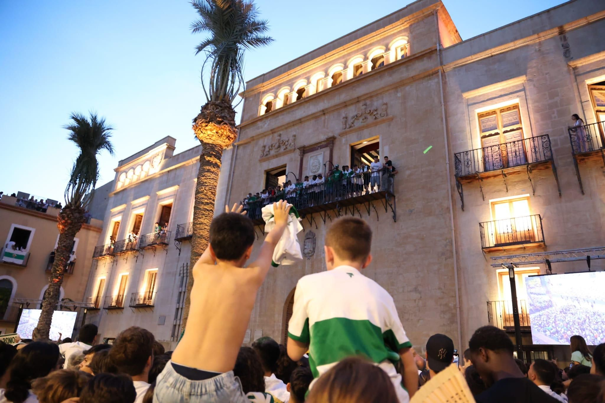 El Elche CF celebra el ascenso a Primera con una rúa en autobús hasta la Plaça de Baix