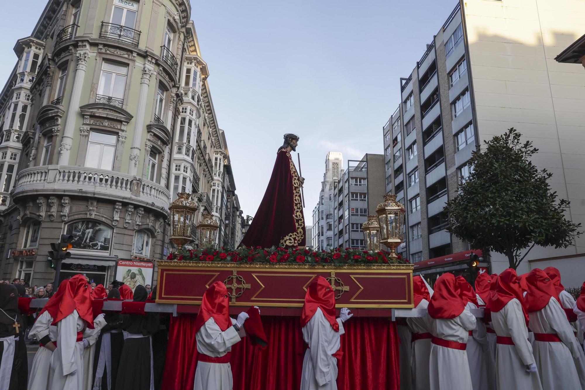 "Toda su vida fue maltratado y finalmente alguien miraba por él": las fotos de la procesión de Jesús Cautivo en Oviedo