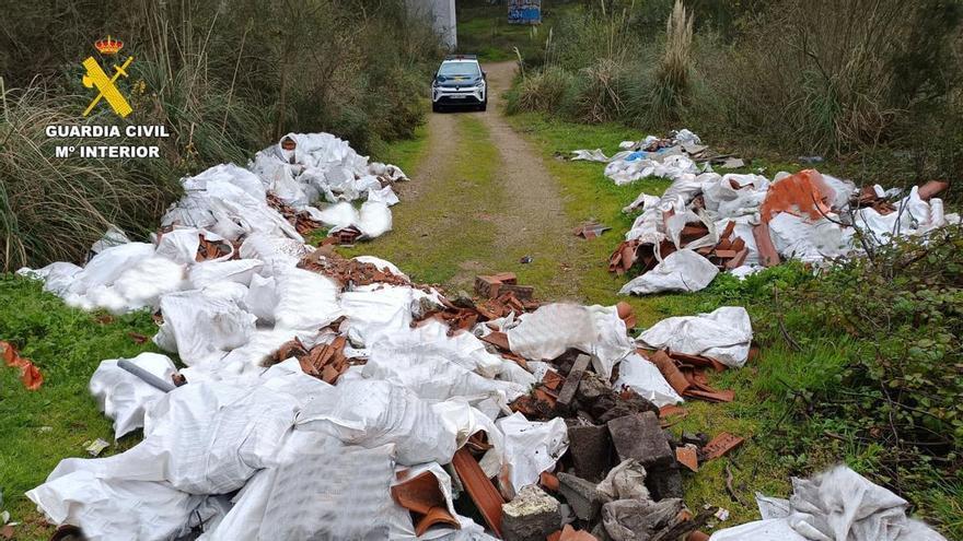 El Seprona denuncia a un vecino de Culleredo por unos vertidos ilegales en A Zapateira