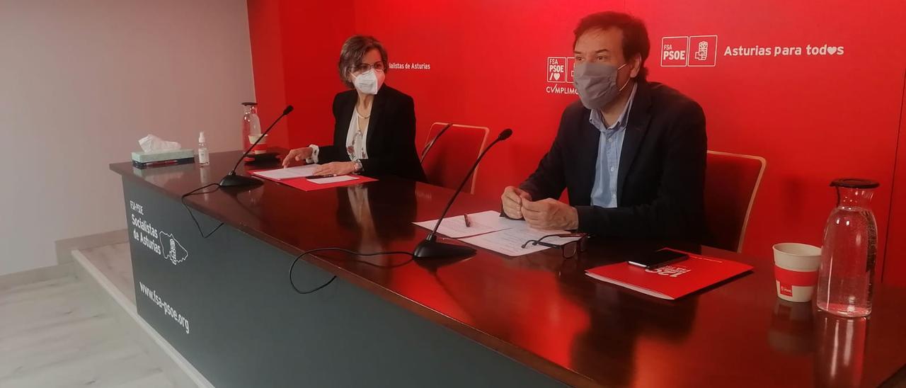 María Jesús Álvarez y Francisco Blanco, en la sede de la FSA en Oviedo