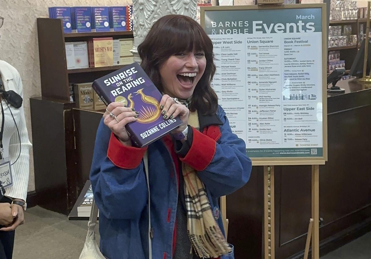 Una lectora con su ejemplar de la nueva saga de 'Los juegos del hambre' en una librería de la cadena Barnes & Noble.