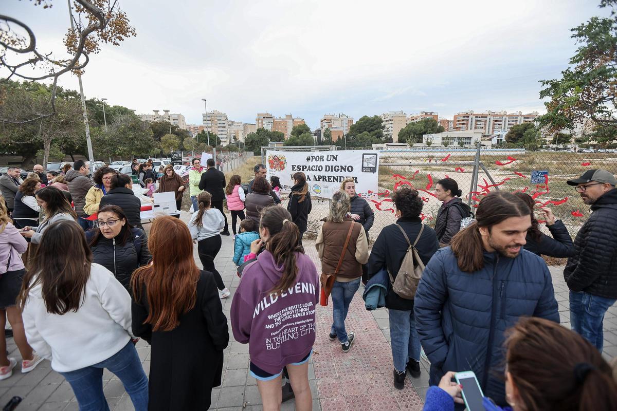 Chocolatada reivindicativa por el nuevo colegio La Almadraba de Alicante