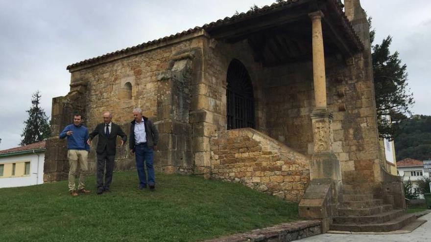 José Manuel González, Nicanor Fernández y Luis Cortina (jefe de obras) visitan la capilla de Santa Cruz.