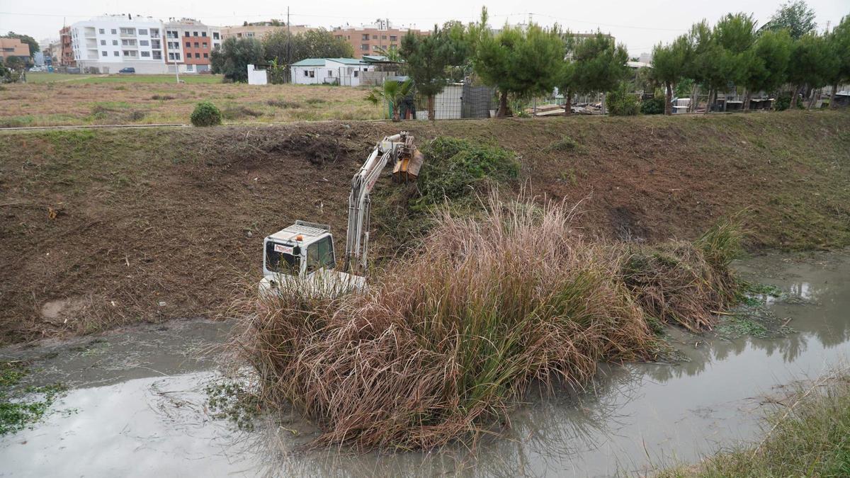 Trabajos de conservación y mantenimiento en los encauzamientos del Palmaret Alto y Bajo, en el barranco del Carraixet