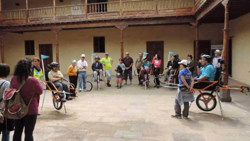 Los participantes atienden las explicaciones en la Casa de los Coroneles. | lp / dlp