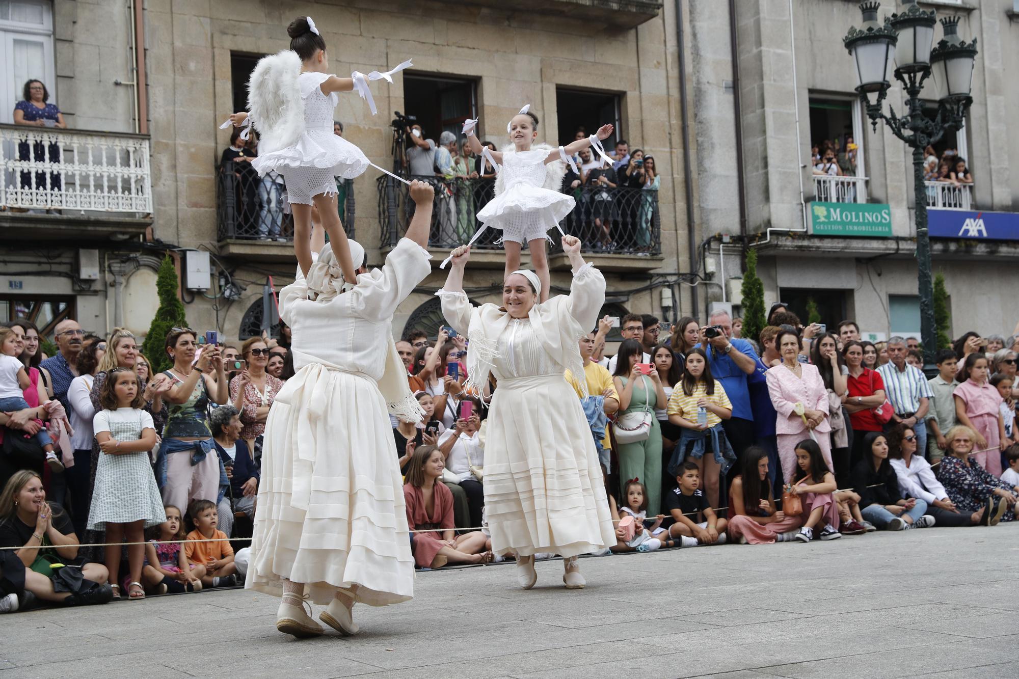 Redondela, cubierta por sus alfombras de flores