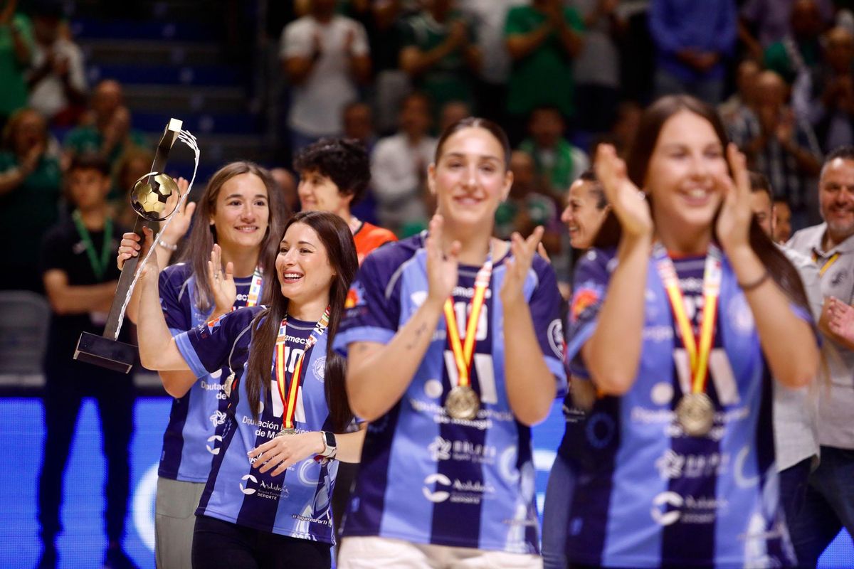 El BM Costa del Sol Málaga, flamante campeón de la Liga Guerreras, homenajeado en el Carpena.