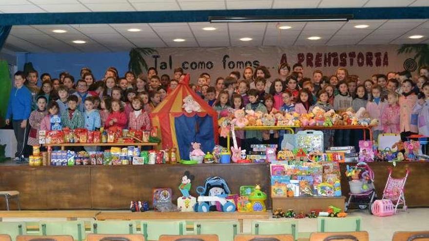 Los alumnos, ayer, con todo lo recogido para la entidad.