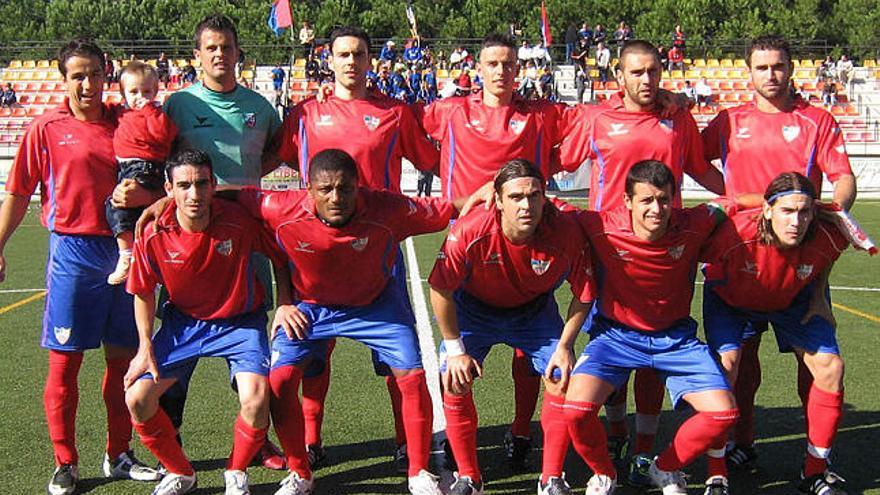 Locales. Un anterior once titular del Estepona sobre el césped del estadio costasoleño Muñoz Pérez .