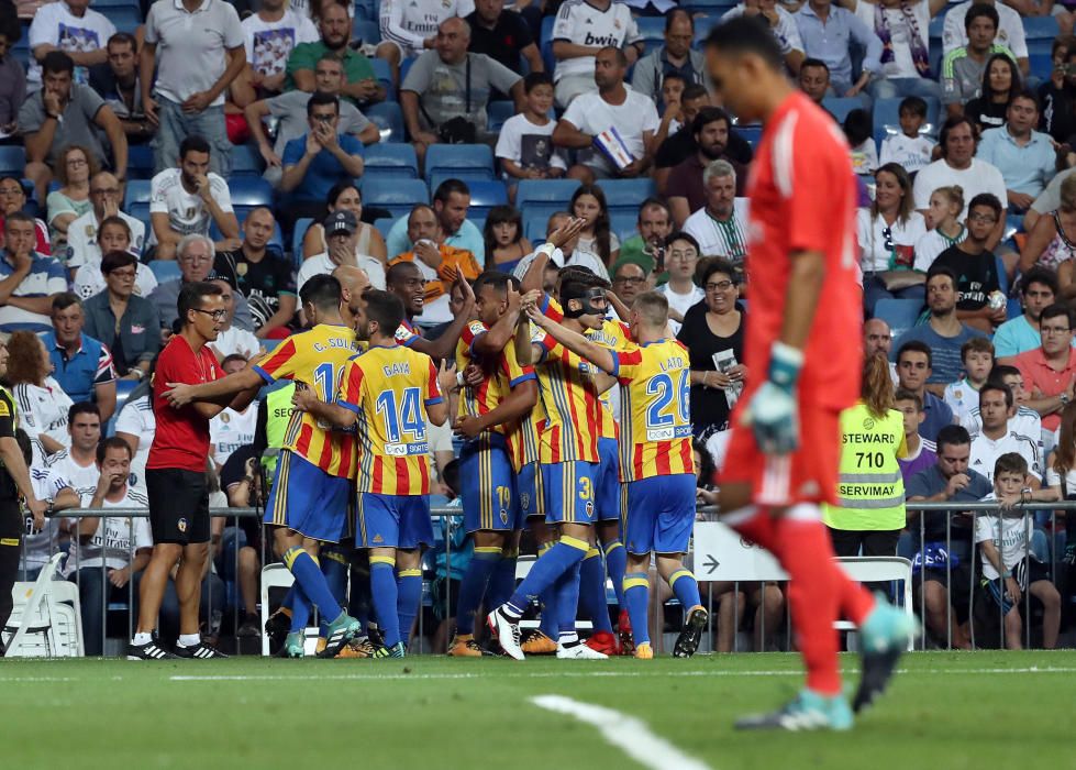 Instantes del partido disputado ayer entre el Valencia CF y el Real Madrid.