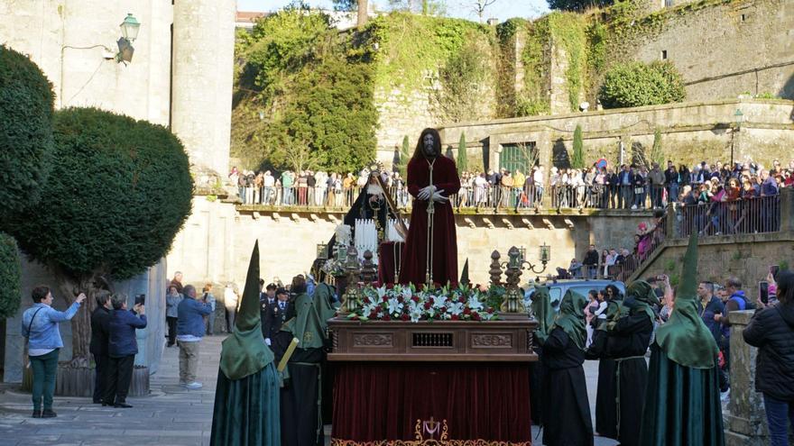 Procesión de la Última Cena del Salvador, que salió ayer de San Francisco, y contó con una representación de la Corporación, encabezada por el alcalde / jesús prieto |  JESÚS PRIETO