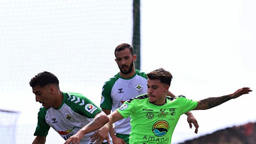 Tres goles de Héctor Figueroa desarman al Villa y dan el primer triunfo al Gran Tarajal