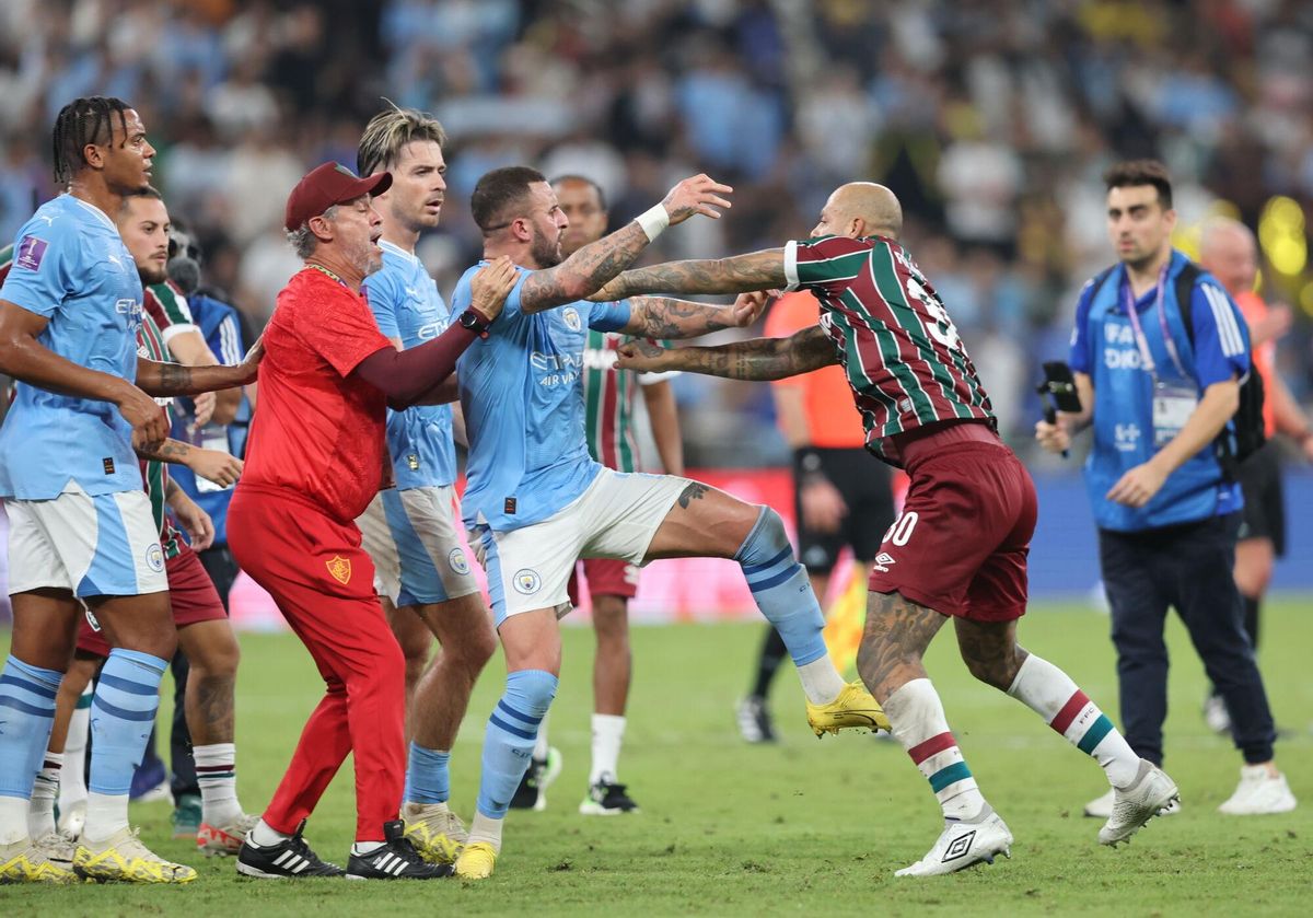 Jeddah (Saudi Arabia), 22/12/2023.- Manchester City's Kyle Walker (L) scuffles with Fluminense's Felipe Melo (R) after the FIFA Club World Cup 2023 final match beween Manchester City and Fluminense FC in Jeddah, Saudi Arabia, 22 December 2023. (Mundial de Fútbol, Arabia Saudita) EFE/EPA/ALI HAIDER. mundialito clubs 2023
