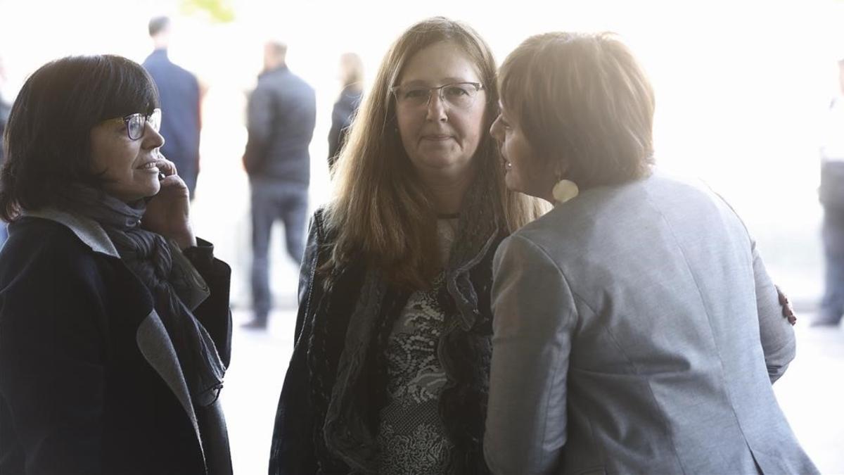 Maria Pilar Casanovas (centro) y  María Eugenia Morante (derecha), este jueves, en la Ciutat de la Justícia tras acudir al juicio por el 'caso Palau'.