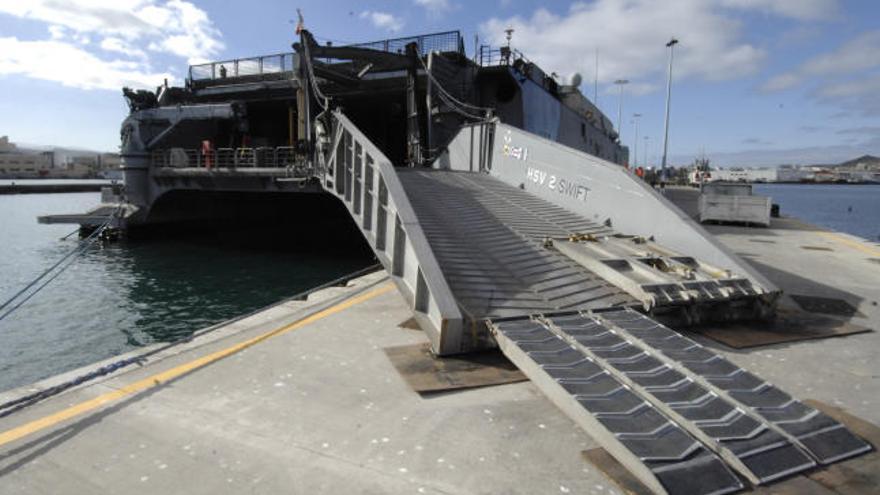 Vista de la rampa móvil del catamarán &#039;HSV-2 Swift&#039;, ayer, en el muelle Santa Catalina. | andrés cruz