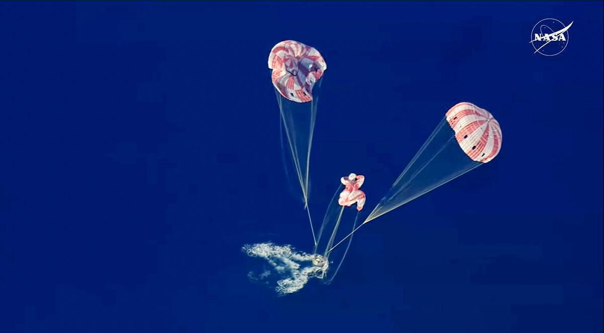 El momento que la cápsula Orion ameriza sobre el Pacífico. El momento que la cápsula Orion ameriza sobre el Pacífico.