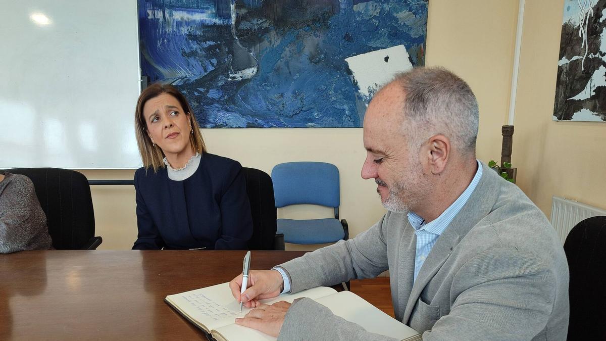La secretaria xeral del PSOE de Cangas, Sagrario Martinez, con el líder provincial, David Regades.