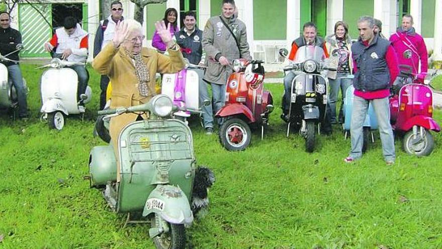 María Teresa Llaca, ayer, rodeada de miembros del club llanisco, en el jardín de su casa de Posada.