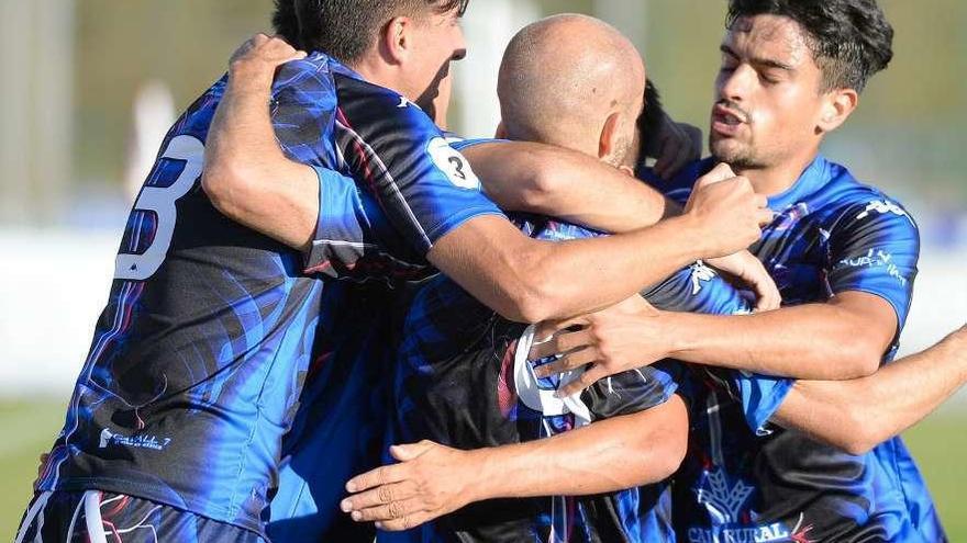 El equipo celebra uno de los goles del sábado.