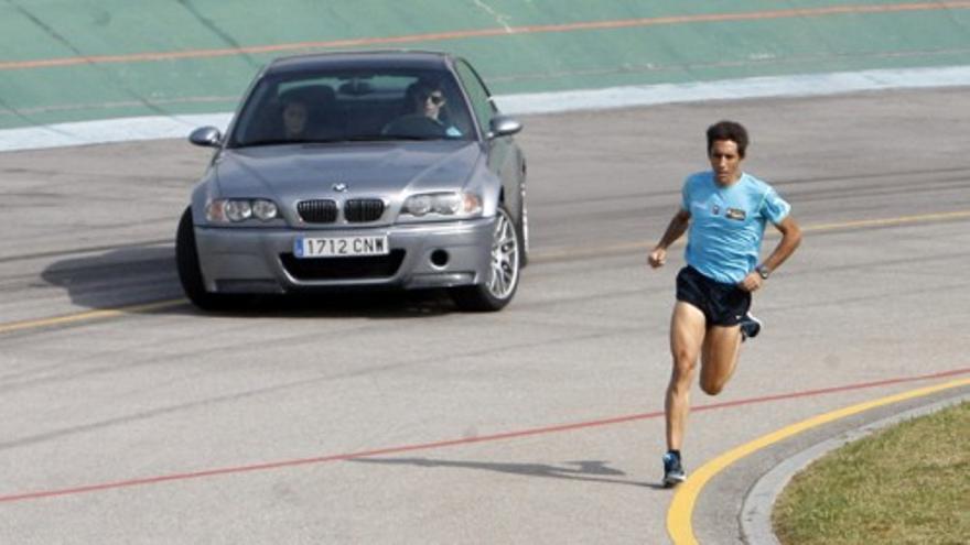 El hombre se impone al coche y la bici en una carrera