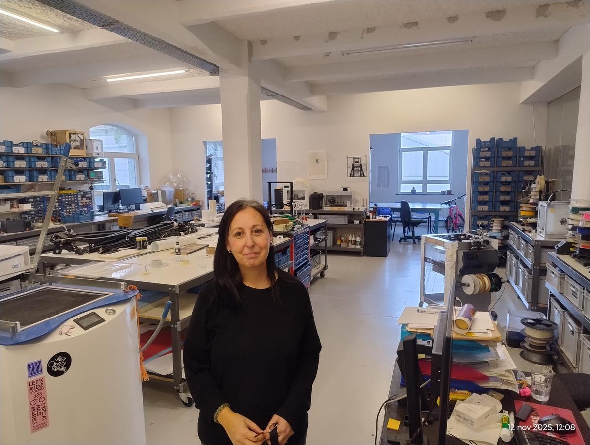 La directora del iMAL en el laboratorio del centro.