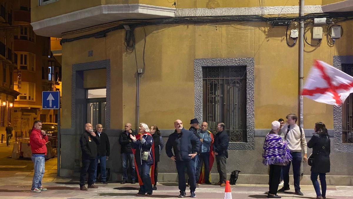 Un grupo de personas protestan en la sede del PSOE en Murcia este miércoles.