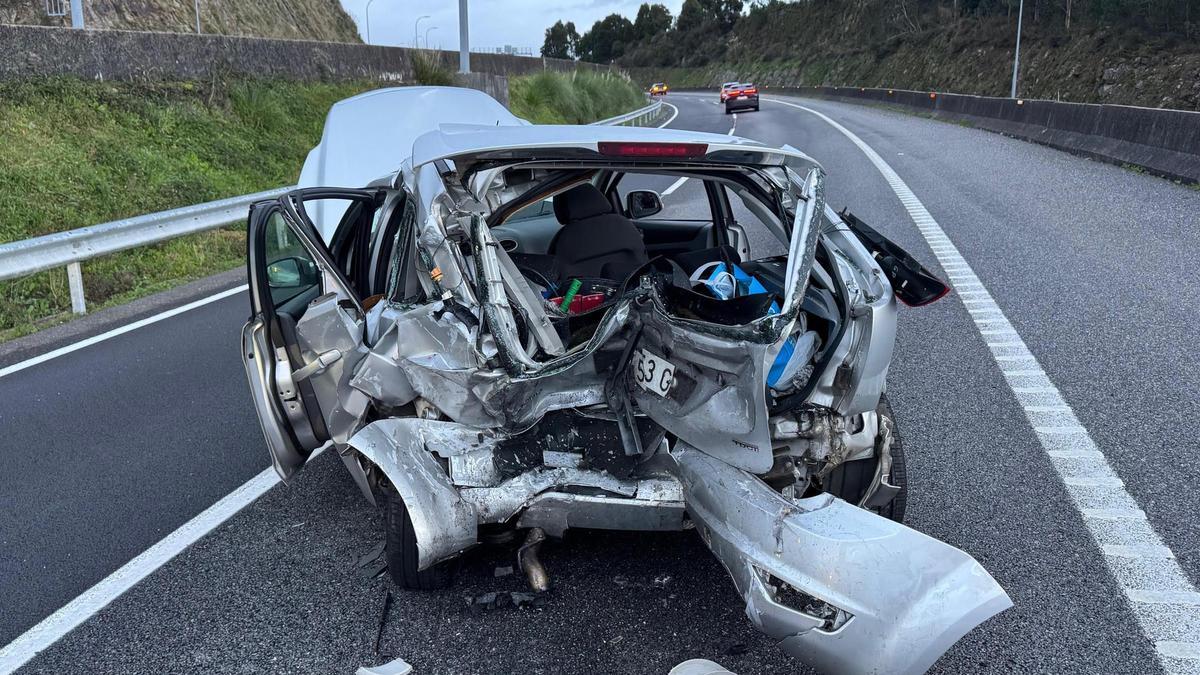 Estado en el que quedó el turismo siniestrado esta mañana en la AP-9, en Rande.