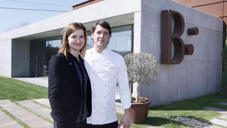 Cristina Torrent i Albert Sastregener davant del nou restaurant Bo.Tic, a Corçà