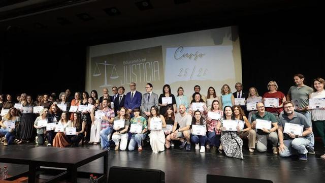 Docentes responsables participantes en el programa junto a las diversas personalidades presentes en el acto de clausura, entre ellas el consejero de Educación y FP, Víctor Marín