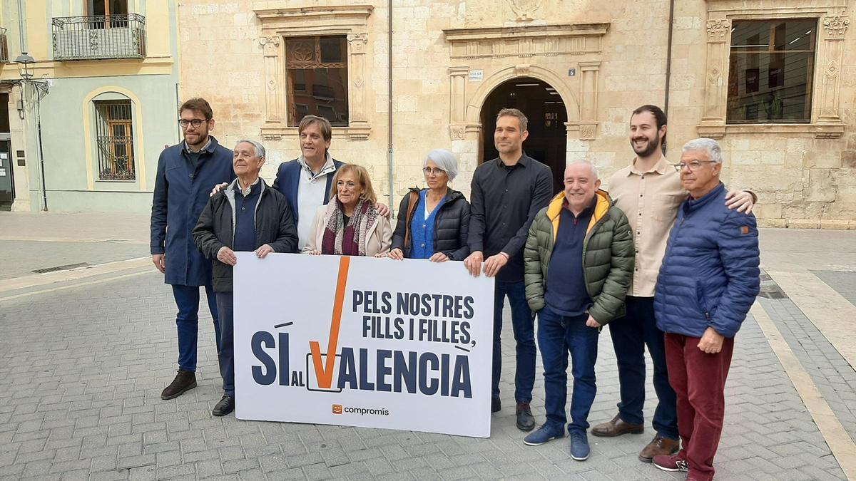 Fullana, acompañado de concejales y militantes de Compromís.