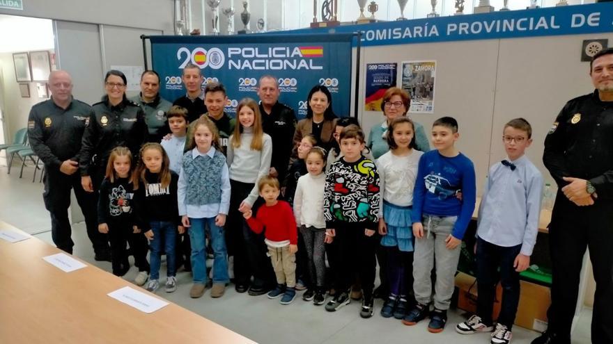 Los escolares de Zamora retratan a la Policía Nacional para celebrar su aniversario