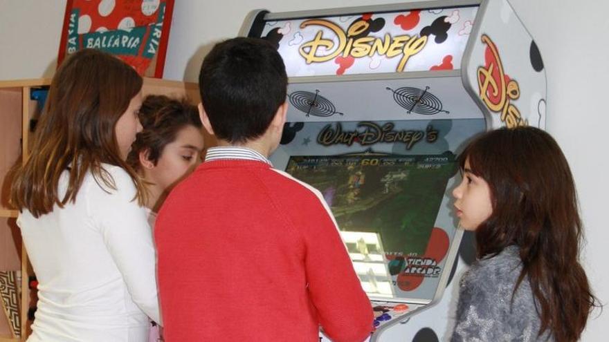 Una máquina de arcade para los pacientes de Oncología infantil de la Arrixaca