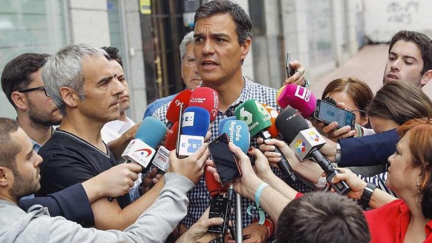 Pedro Sánchez hace declaraciones a los medios tras votar en las primarias del PSOE