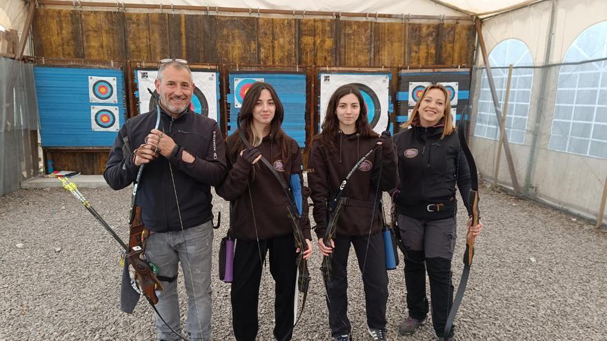 Una familia a lo Robin Hood: los Suárez Campos disfrutan juntos del tiro con arco en Llanera