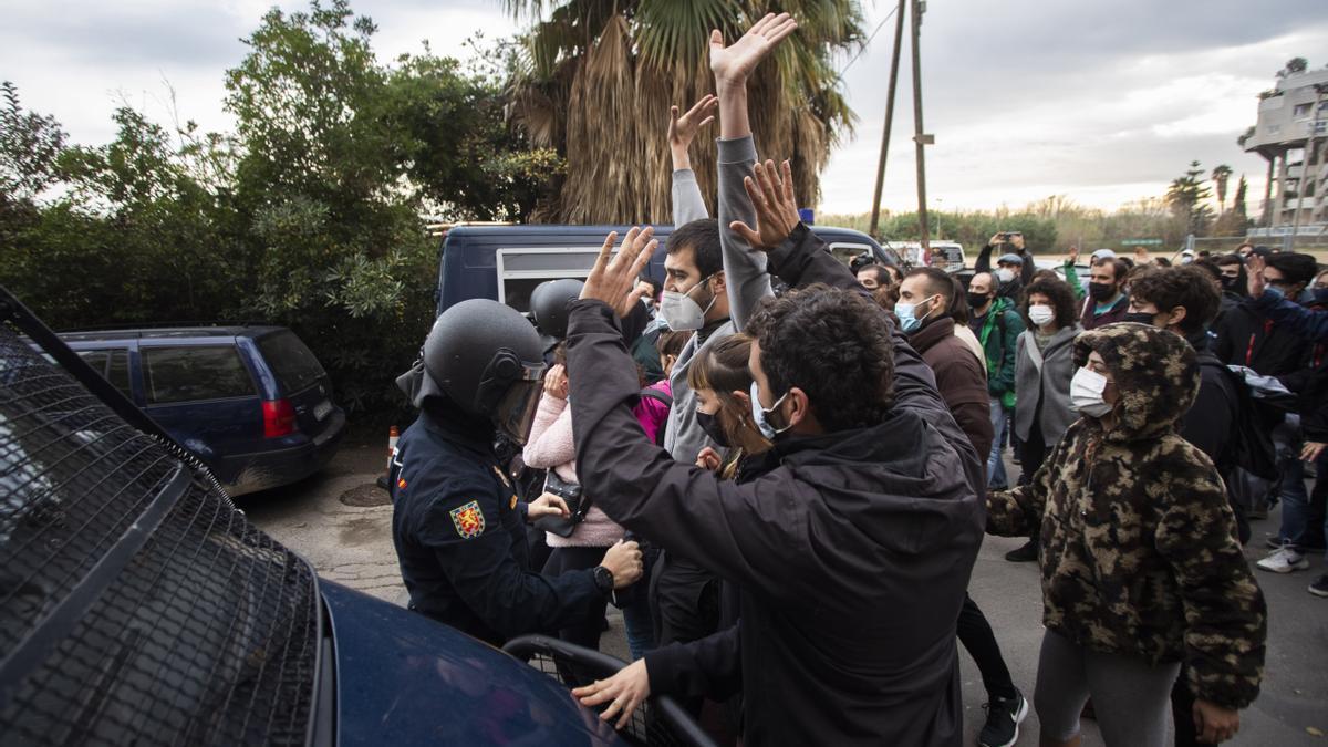 Desalojo y cargas policiales en un casal okupa en Benimaclet